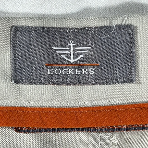 Dockers mens khaki polyester flat front 9.5" inseam Golf shorts - size 38 - Picture 4 of 11